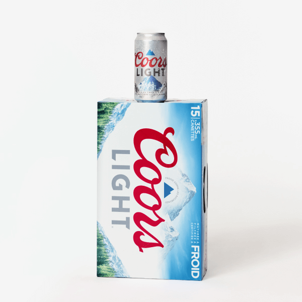 Canette de bière Coors Light posée sur un pack de bière Coors Light, sur fond blanc.