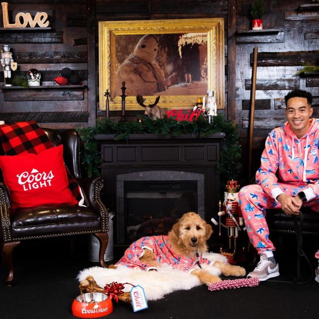 Holiday photos aren’t just for the hoomans! 

That’s why the Coors Light Puparazzi Holiday Photoshoot was created. *ON Only*

This pop-up photo studio is filled with holiday cheer and matching Coors Light onesies for the models. We’ll take care of all the details so you can chill and check one, adorable thing off your holiday list. 

Link in bio to sign up! Limited time slots available. *Ontario Only*