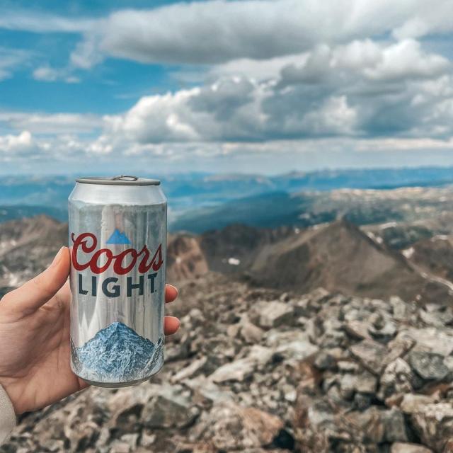 Chill views and Mountain Refreshment. 

📸: @brewsbyviews