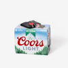 Portefeuille et clés posés sur un pack de bière Coors Light, sur fond blanc.