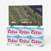 Télévision affichant un match de football posée sur plusieurs packs de bière Coors Light, sur fond blanc.